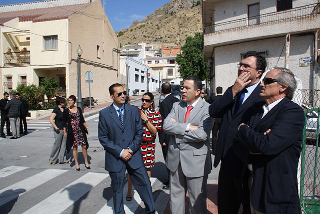 El consejero de Obras Públicas y Ordenación del Territorio, José Ballesta, acompañado del alcalde de Ulea, José Bolarín, y de parte de la corporación municipal