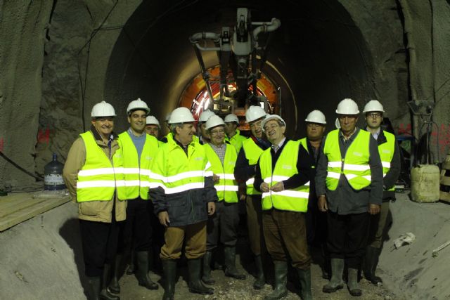 Los regantes del trasvase Tajo-Segura visitan las obras de reparación del túnel de Ulea