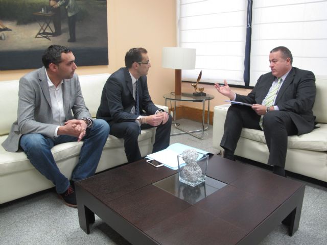 El consejero de Fomento se reúne con el alcalde de Ulea
