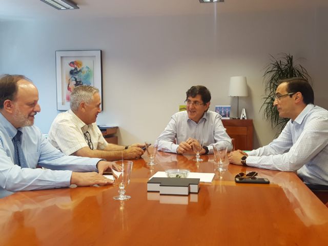 Villegas se reúne con los alcalde de Ojós  y Ulea para tratar sobre la mosca negra